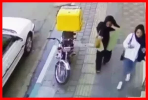 لحظه سرقت برق‌آسای موبایل یک خانم در پیاده‌رو که همه را شوکه کرد