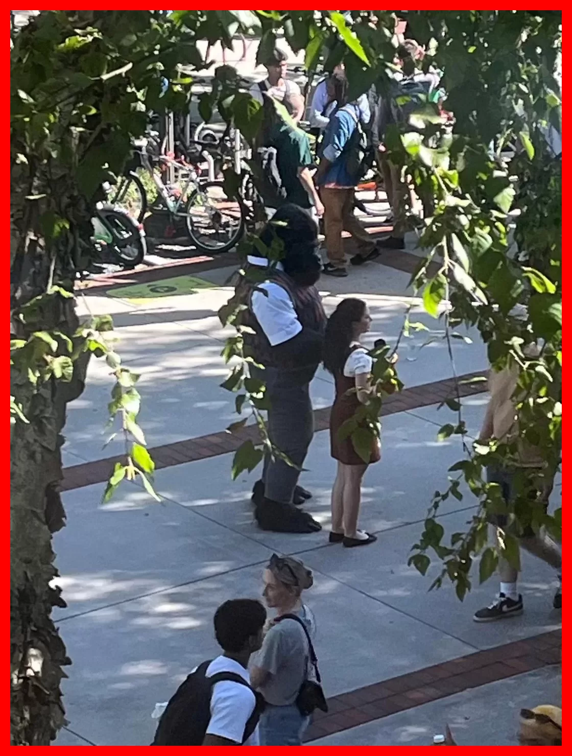 بازیگران و عوامل در محل فیلم‌برداری سریال The People Vs Gorilla Grodd