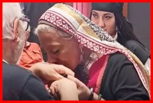اشک‌های بی‌وقفه زهرا داودنژاد و دخترش هنگام دیدن تصویر زنده‌یاد رضا