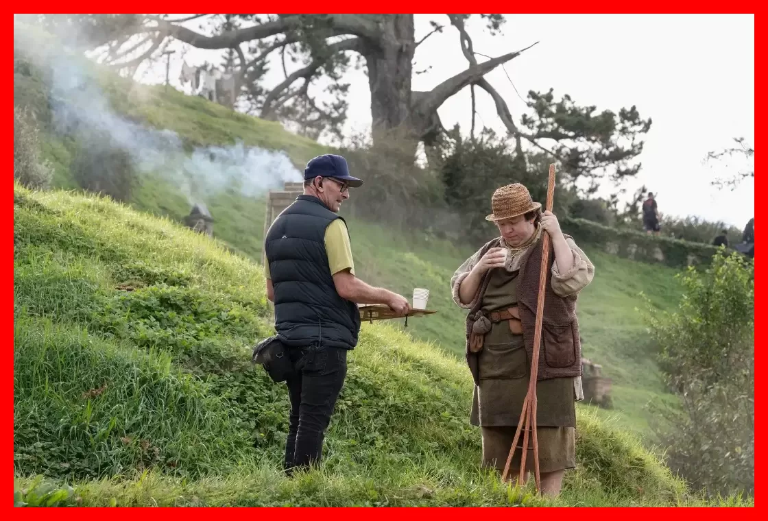 بازیگر فیلم جدید ارباب حلقه‌ها (The Lord of the Rings) در محیطی روستایی