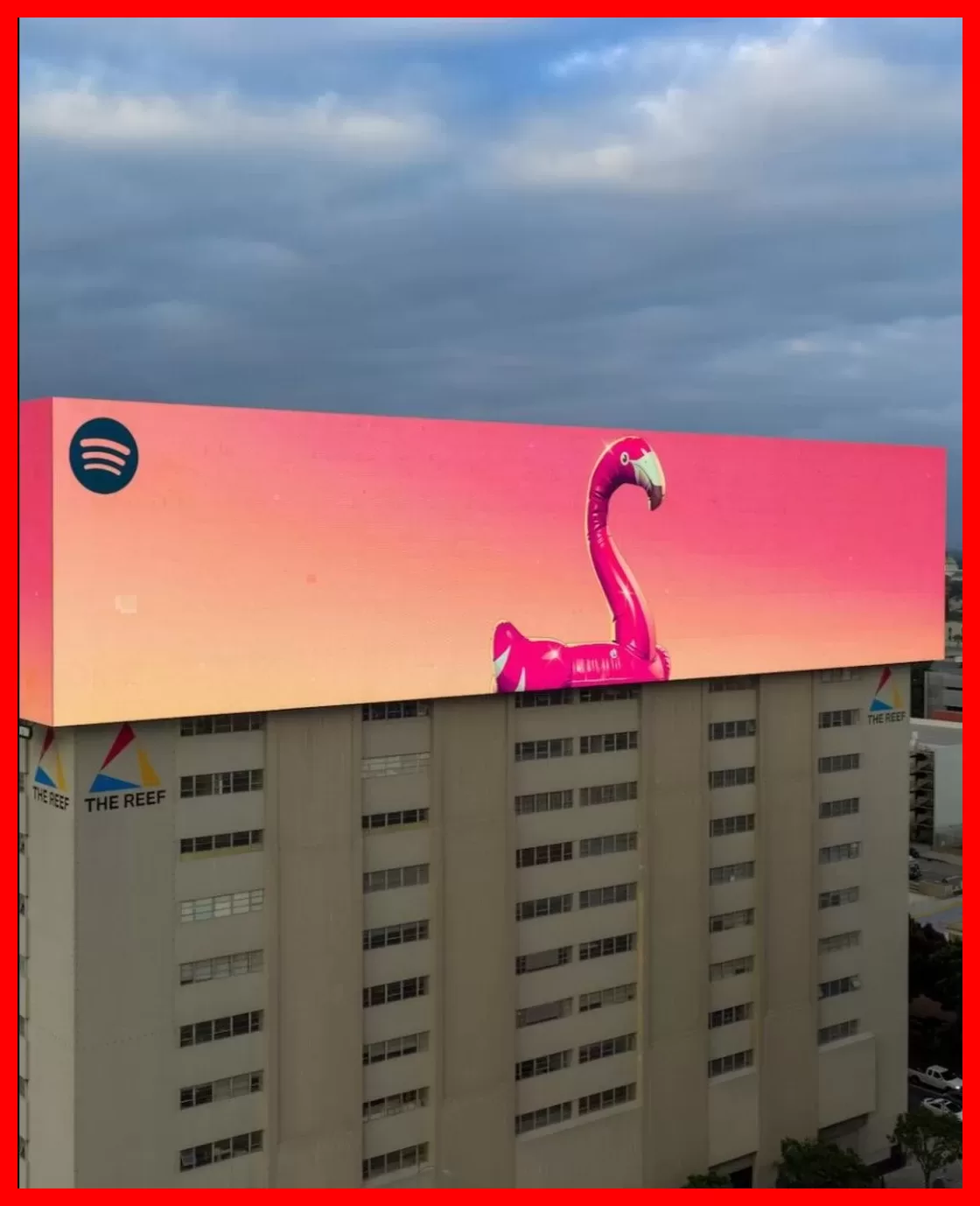 بیلبورد تبلیغاتی اسپاتیفای (Spotify) با طرح فلامینگوی صورتی روی ساختمان