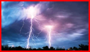 عکس بی‌نظیر؛ ثبت لحظه برخورد همزمان صاعقه در دو نقطه تهران در کمتر از یک ثانیه + تصاویر