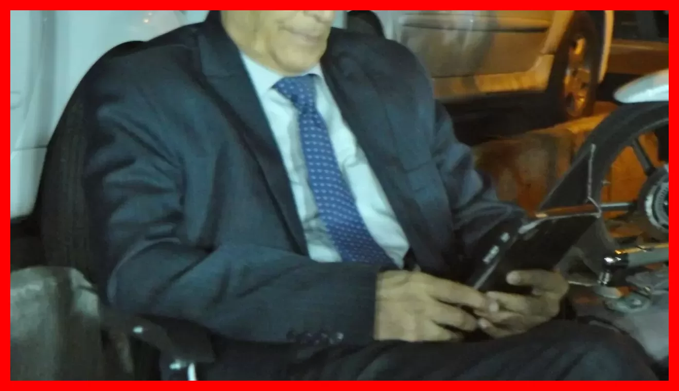 خوشتیپترین مرد دستفروش ایران با استایل بینظیر کتوشلوار و کراوات + عکس