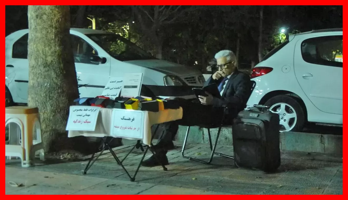 خوشتیپ‌ترین مرد دستفروش ایران با استایل بی‌نظیر کت‌وشلوار و کراوات + عکس