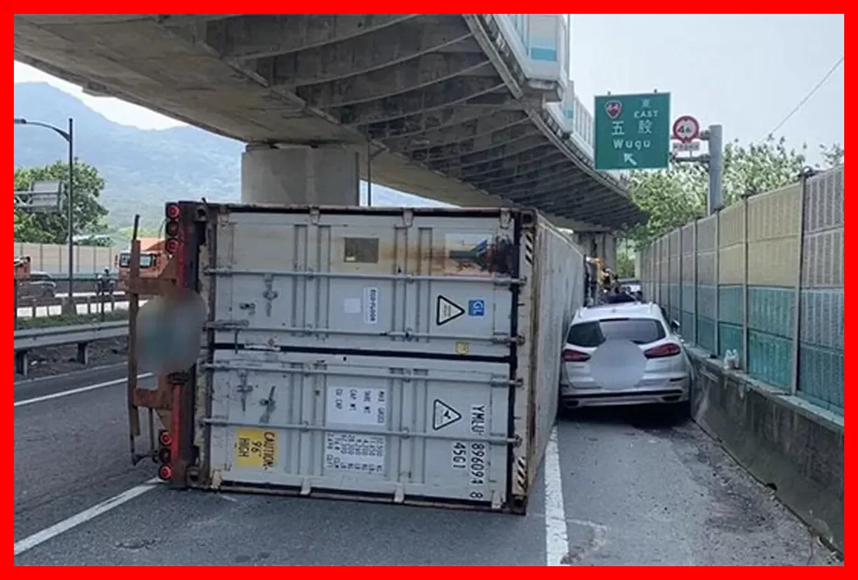 فرار معجزهآسا یک راننده از له شدن زیر چرخهای کامیون