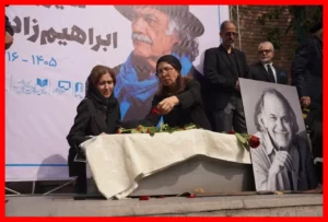 همسر سیروس ابراهیم‌زاده از وضعیت محل خاکسپاری او گلایه کرد: این قبرهای خالی را برای چه کسانی مخفی می‌کنید؟ (+عکس)