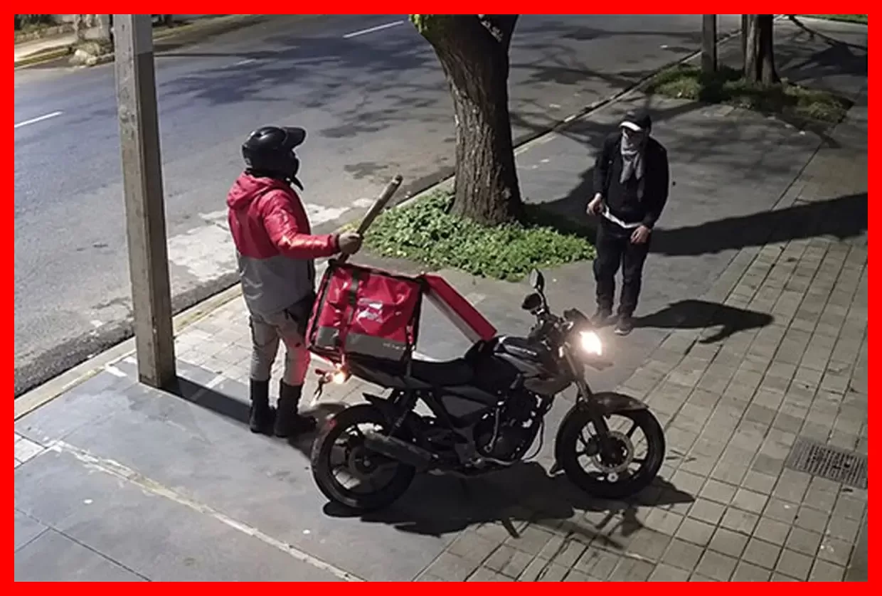 واکنش شگفت‌انگیز یک پیک موتوری در برابر سارقان