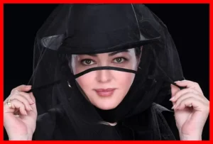 ژست جذاب رزیتا غفاری با کلاه مشکی و تور تیره در آتلیه
